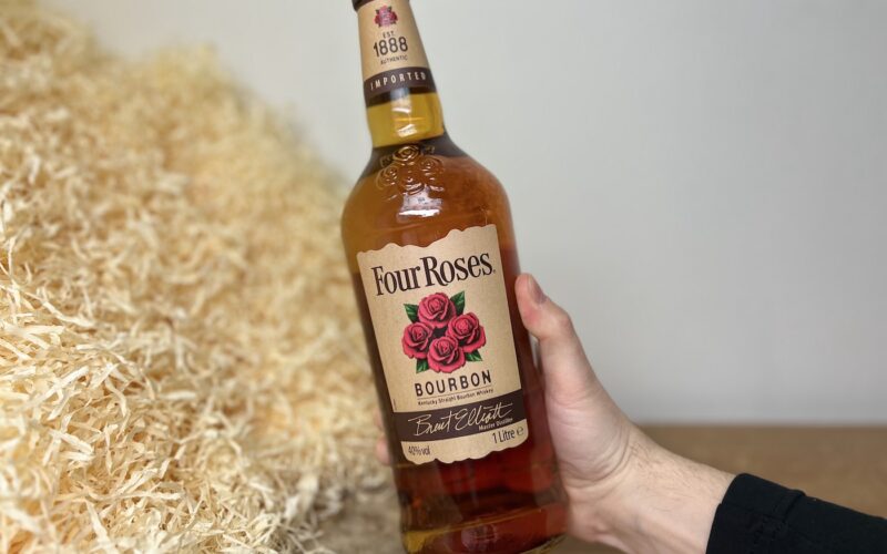 Four Roses Bourbon - fľaša alkoholu v ruke