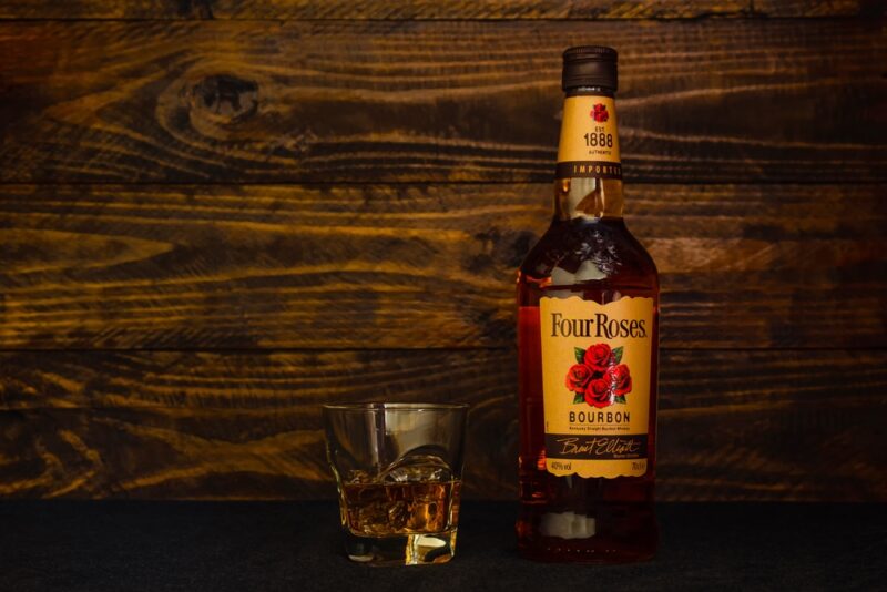 fľaša Four Roses Bourbon s pohárom