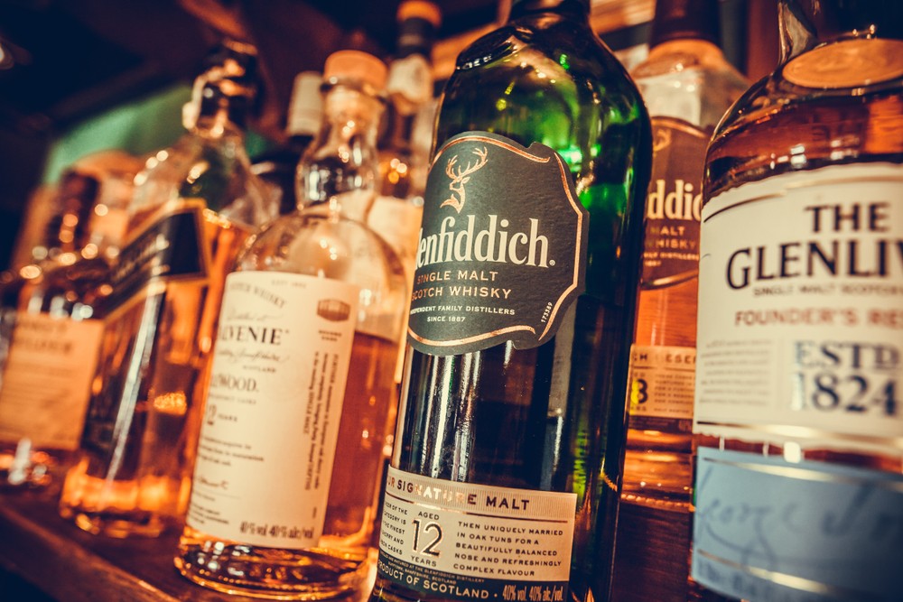 Investičná whisky - zbierka fliaš na polici