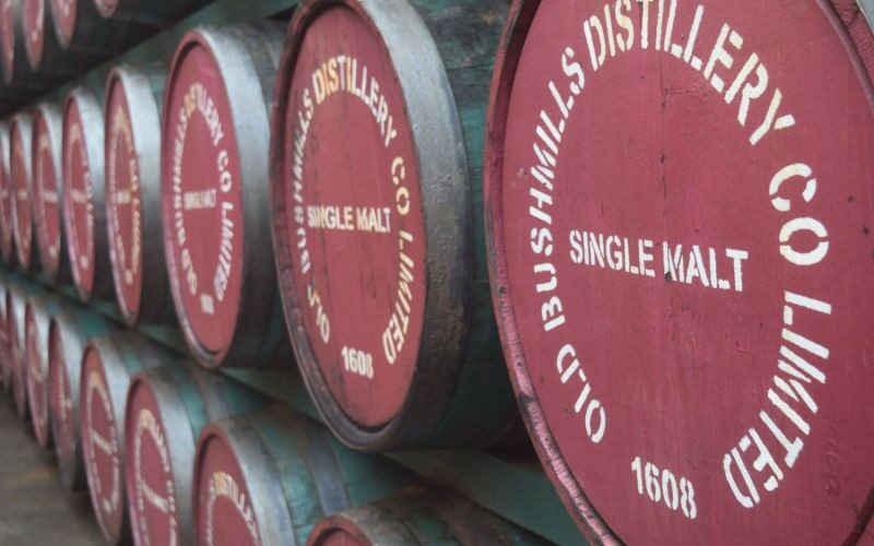 Investičné edície whisky Bushmills - sudy s whiskey v Old Bushmills