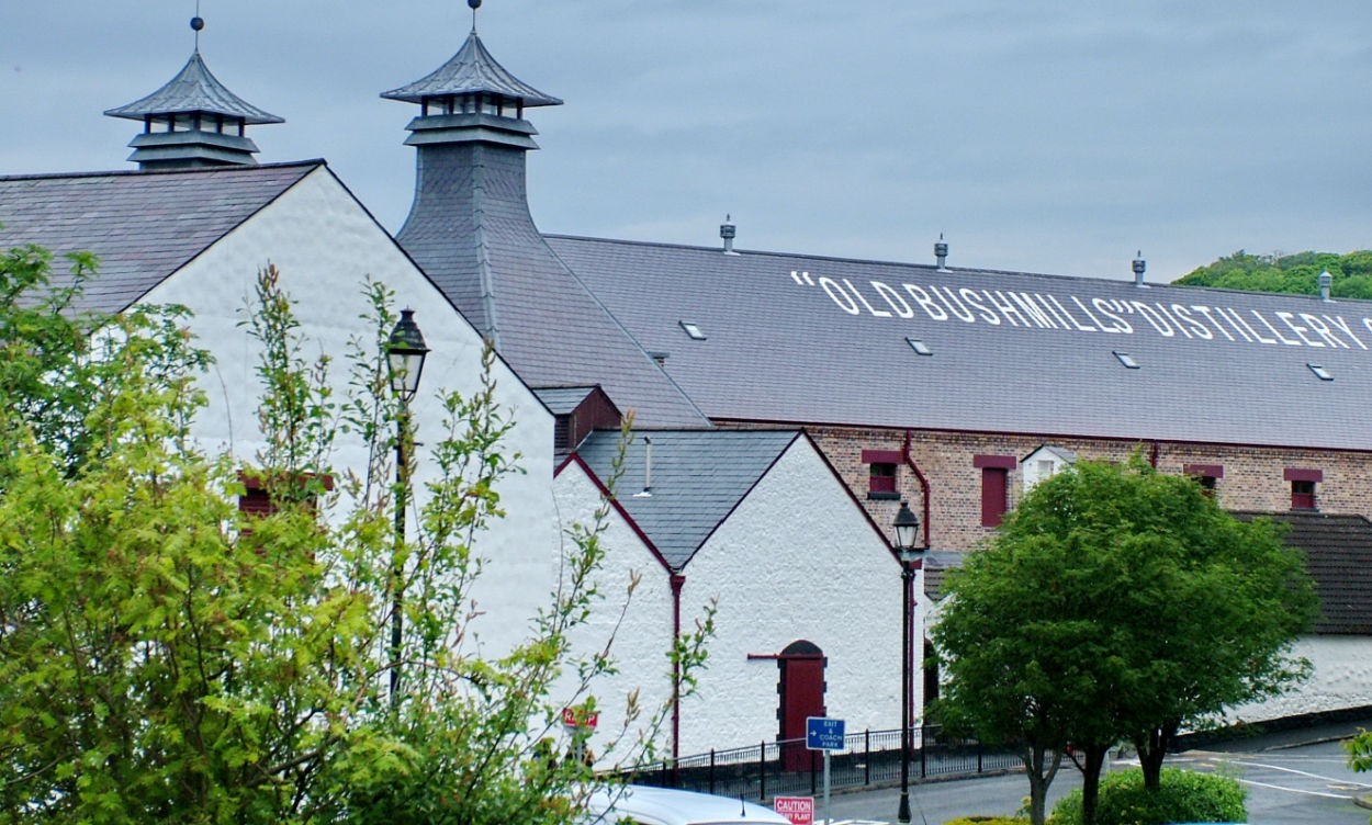 The Old Bushmills Distillery Ireland - panoramatický pohľad na budovu pálenice