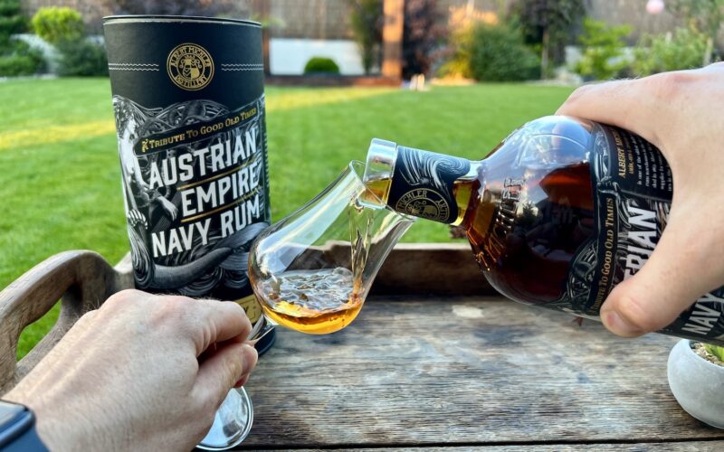 Austrian Empire Navy Anniversary nalievanie rumu do pohára