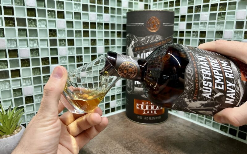 Austrian Empire Cognac Cask nalievanie rumu do pohára