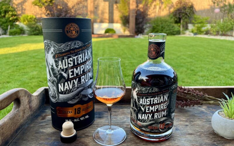 Austrian Empire Solera Blended Navy 18 rum v pohári