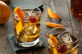 Bourbon Old Fashioned s pomarančovou kôrou a malou višňou na ozdobu