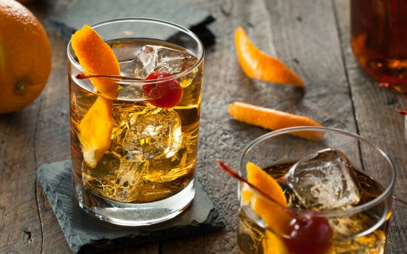 Bourbon Old Fashioned s pomarančovou kôrou a malou višňou na ozdobu
