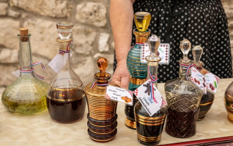 Rakija - kolekcia rôznych ovocných balkánskych destilátov v typickej karafe