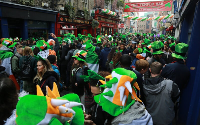 Deň svätého Patrika v uliciach Dublinu - ľudia v sprievode mestom