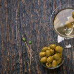 Miešaný nápoj Dirty Martini - recept + postup (5 minút), niekoľko zaujímavostí a trochu histórie