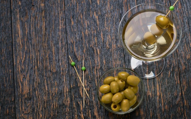 Dirty martini a olivy vedla v miske