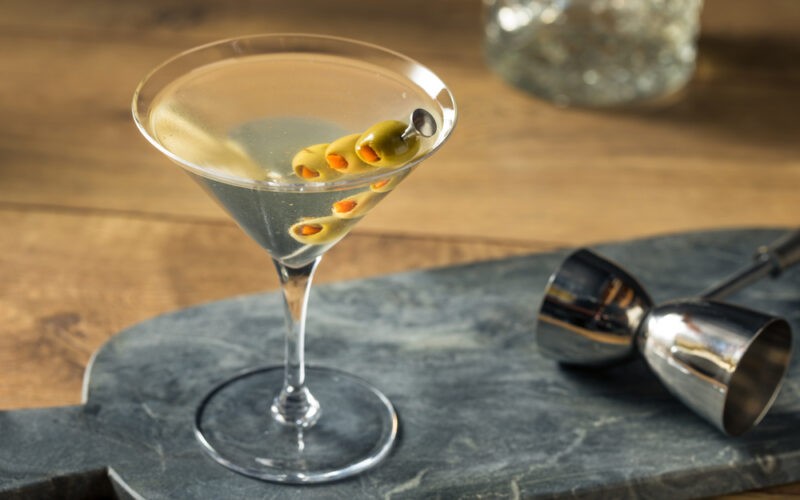 Dirty martini s olivami a barmanská odmerka vedľa