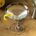Ako pripraviť legendárne suché Dry Martini - ingrediencie a postup (3 minúty)