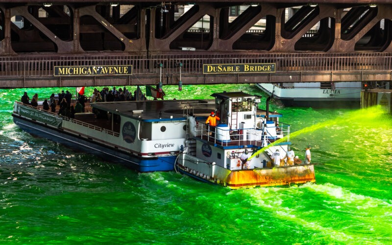 Farbenie rieky v Chicagu na Deň svätého Patrika - na zeleno a z lode