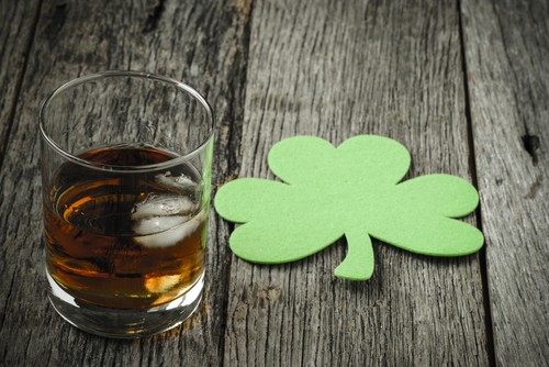 Írska whiskey, pohár s whisky a ďatelina na oslavu Dňa svätého Patrika