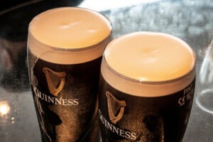 Írske pivo Guinness - načapované v dvoch pohároch