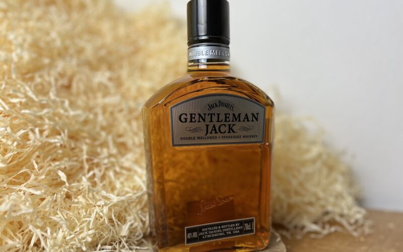 Jack Daniel's gentleman - fľaša alkoholu v drevenom podklade