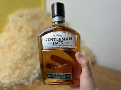 Jack Daneil's gentleman - fľaša alkoholu v ruke