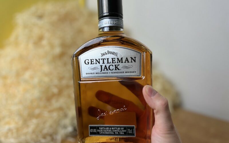 Jack Daneil's gentleman - fľaša alkoholu v ruke
