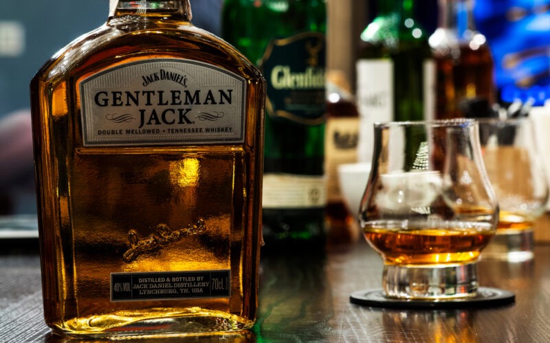 Jack Daniels Gentleman Jack - ochutnávka, fľaša s whisky a pohár na stole