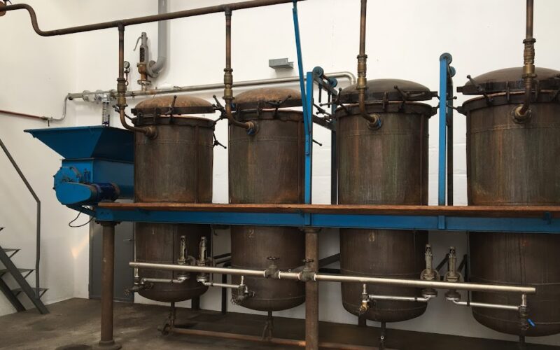 Tradičné destilačné kotly liehovaru Distilleria Monte Grappa - tu sa vyrába aj Roby Marton Gin