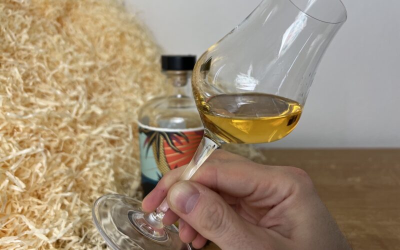 detail rumu zlatej farby v pohári Duppy Share