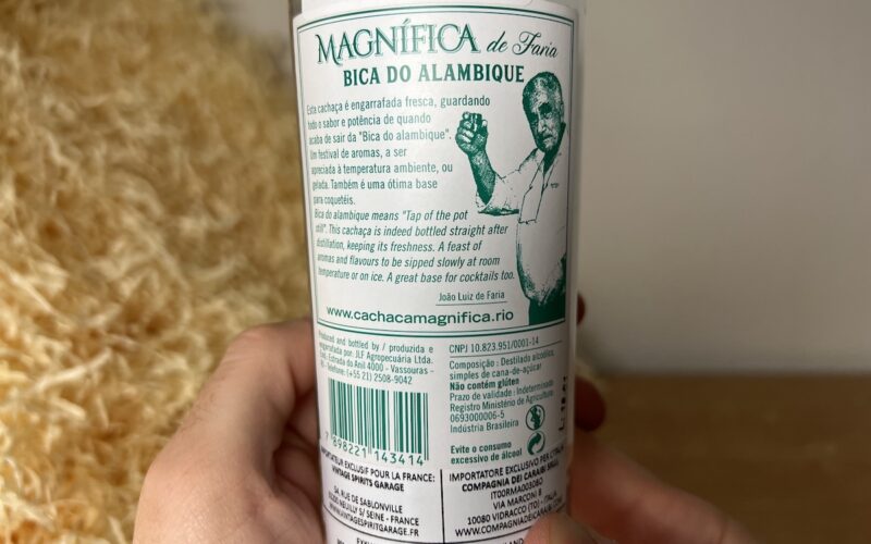 zadná etiketa na fľaši Cachaca Magnífica Bica do Alambique
