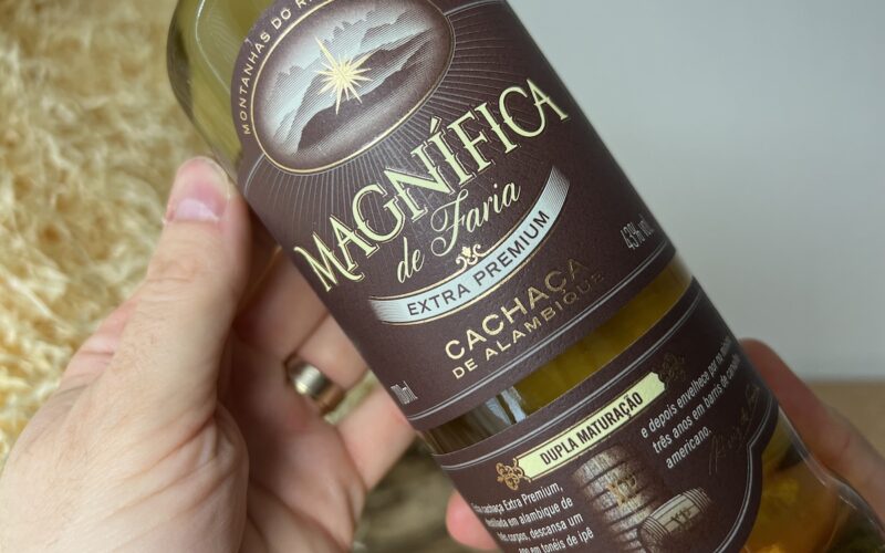predná etiketa (detail) fľaše Cachaça Magnífica Extra Premium