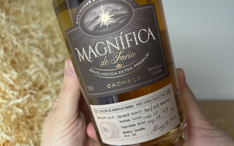 detail prednej etikety Cachaca Magnífica Single Cask