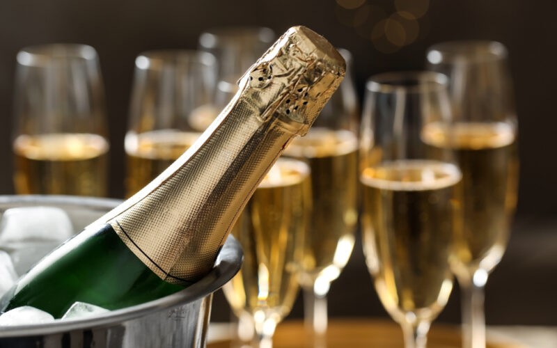 Najlepšie šampanské - fľaša vo vedierku s ľadom a poháre so šampanským