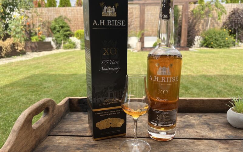 rum v pohári A.H. Riise XO 175 Years Anniversary