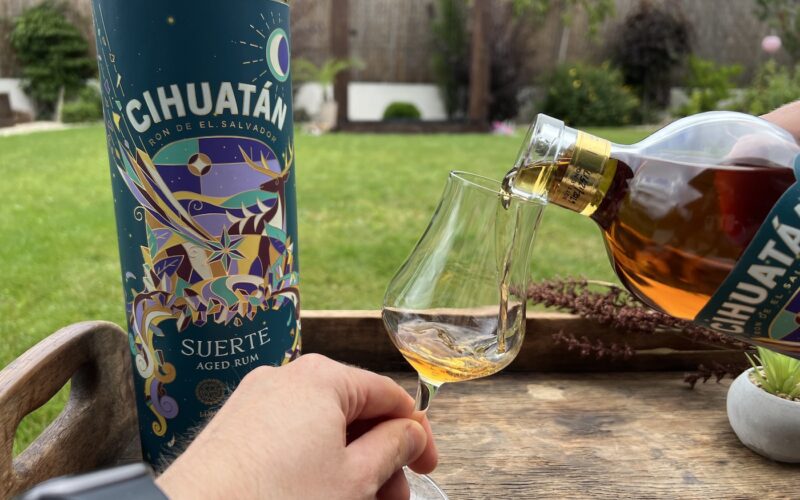 Cihuatan Suerte - nalievam rum do pohára