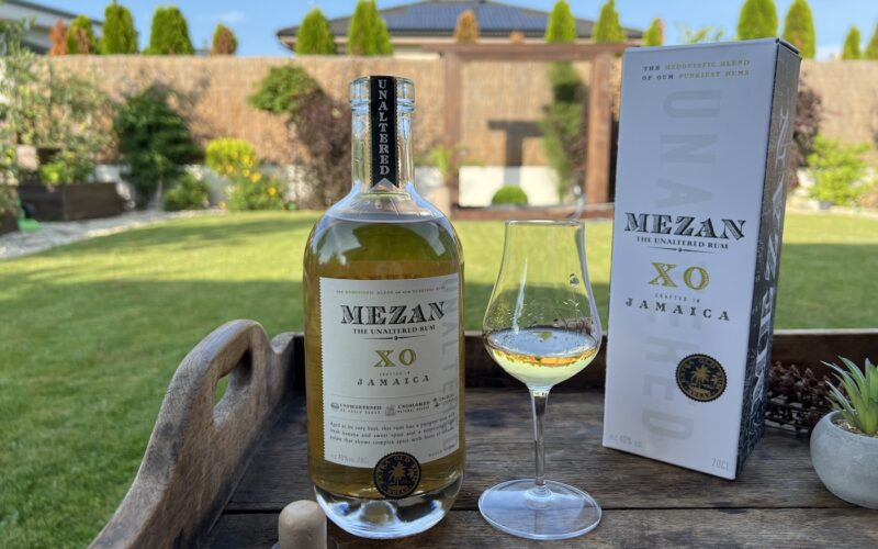 Mezan XO Jamaica rum v pohári