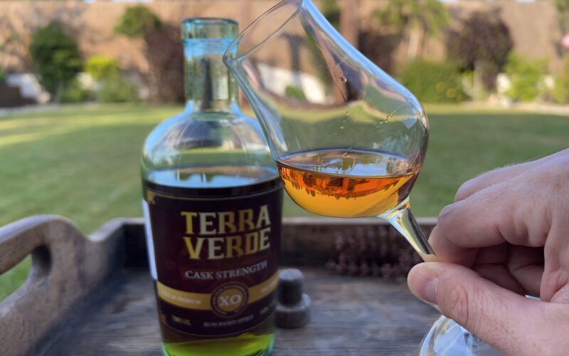 Terra Verde XO Cask Strength - rum v pohári detail