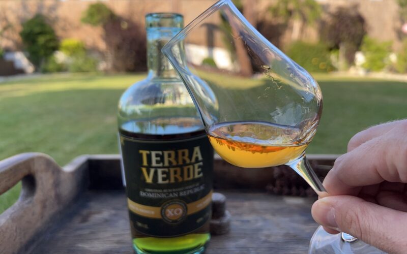 Terra Verde XO rum v pohári detail