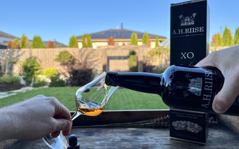 A.H. Riise XO Founder's Reserve Batch 6 - nalievanie rumu