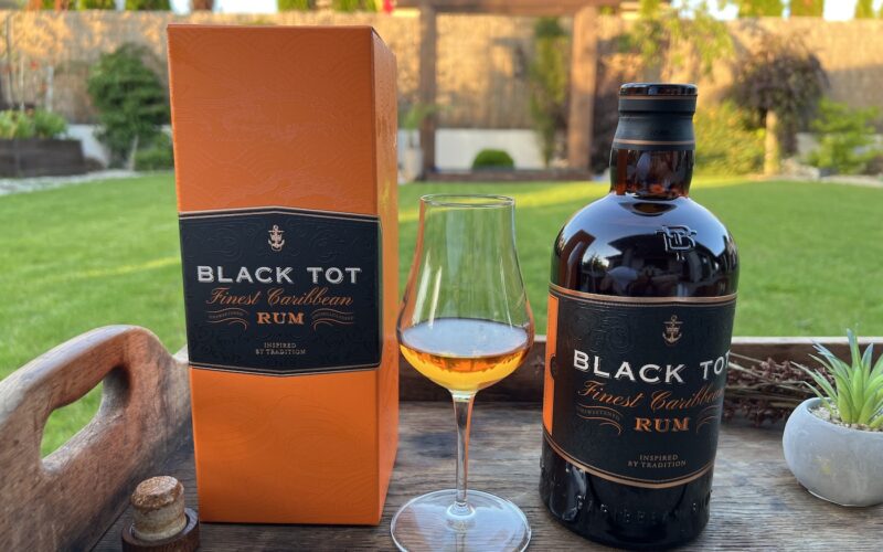 Black Tot Rum ve sklenici