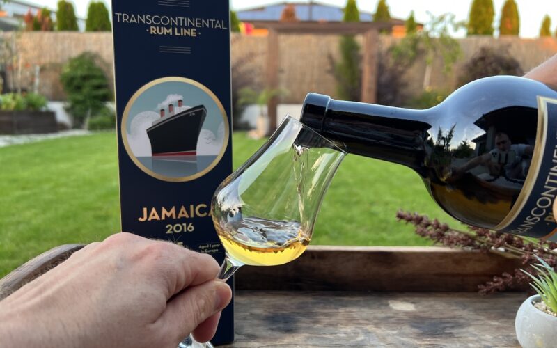 Transcontinental Rum Line Jamaica 2016 nalievanie do pohára