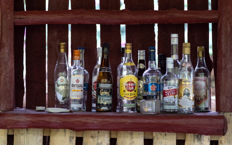 Najpopulárnejšie kubánske značky rumu - fľaše zoradené na bare