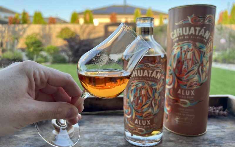 Cihuatán Alux - rum v pohári detail
