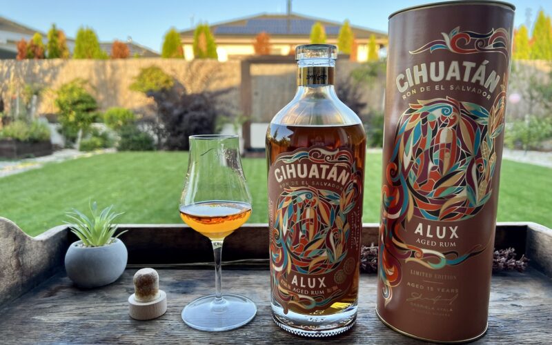 Cihuatán Alux - rum v pohári