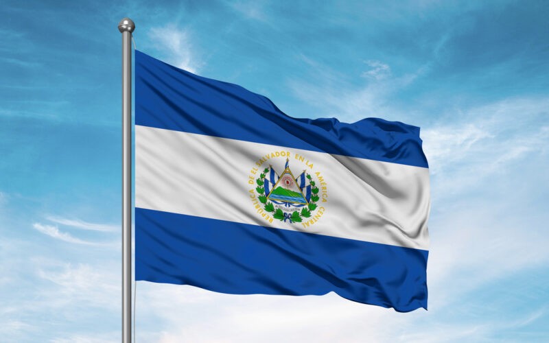Salvádor - štátna vlajka povievajúca vo vetre