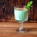 Grasshopper - recept na očarujúci zelený likérový koktail so smotanou
