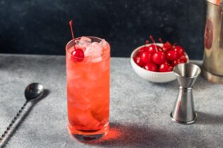 Kokteil Shirley Temple s čerešňou, sódou a vodkou