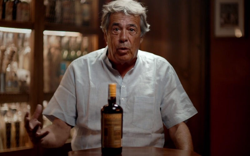 Luca Gargano v The Jerry Thomas Show - pred ním fľaša rumu Hampden
