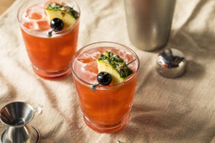 Jingle Bird - dva poháre tiki koktejlu s rumom a ananásom