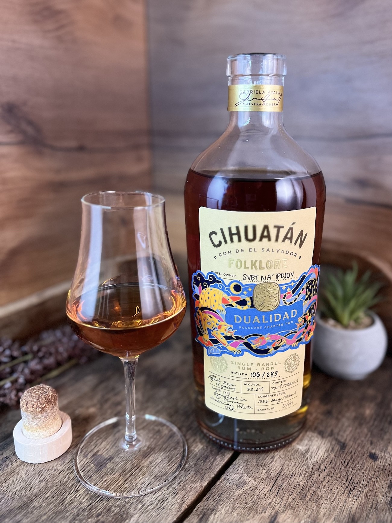 Cihuatán Folklore Dualidad rum v pohári