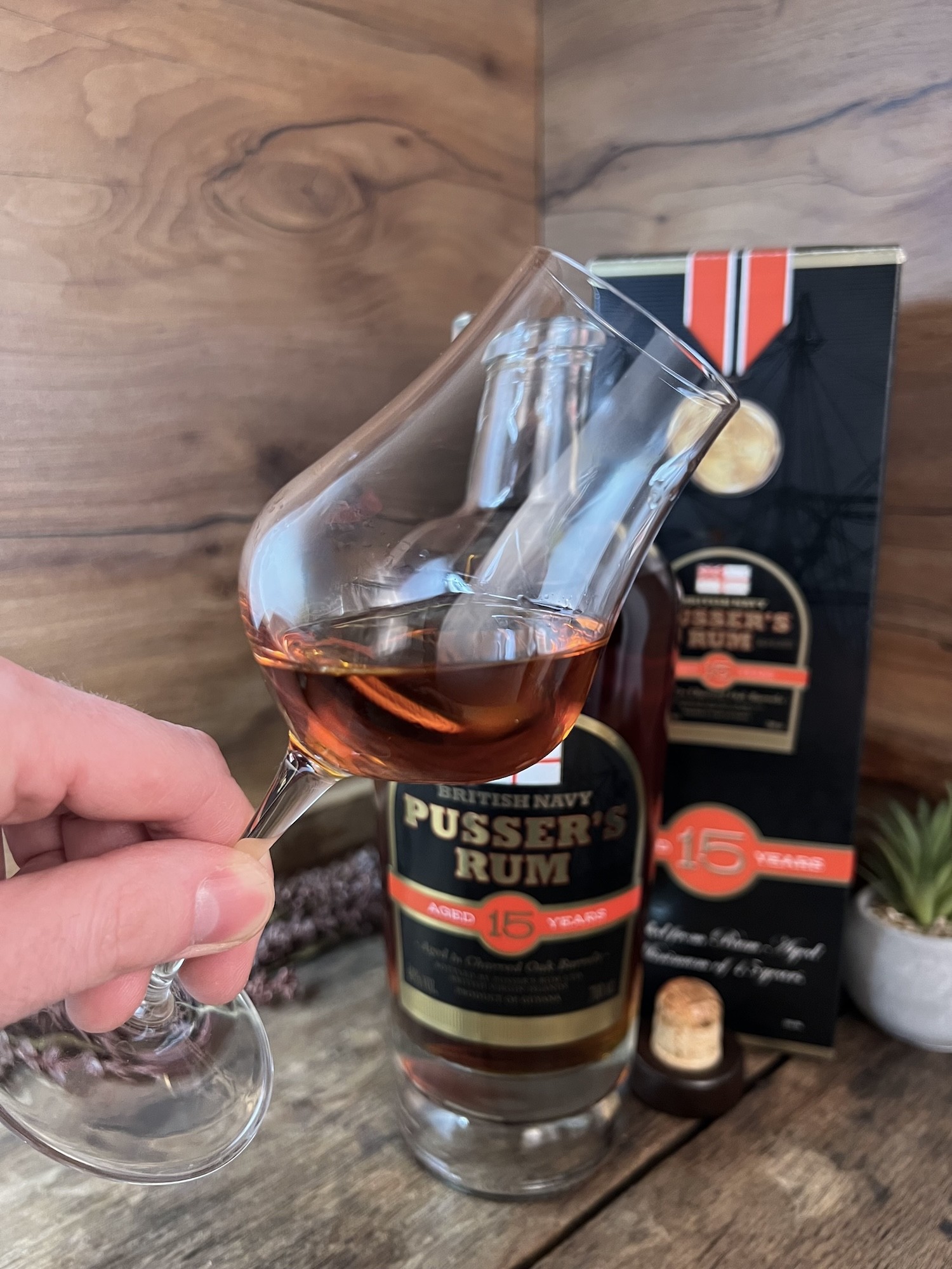 Pusser's Rum 15 v pohári (detail)