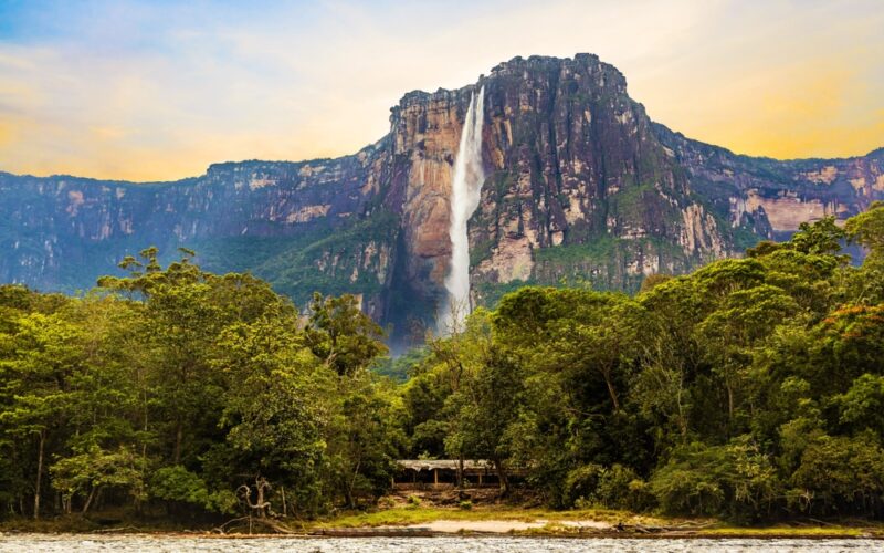 Vodopád Salto Angel vo Venezuele - Malebný pohľad na najvyšší vodopád sveta Angel Fall v Canaime vo Venezuele